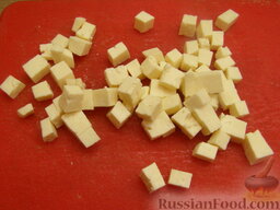 Салат из мидий с грейпфрутом и брынзой: Несоленую брынзу или Фету нарезать кубиками.