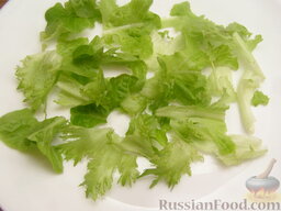 Салат из мидий с грейпфрутом и брынзой: Салатные листья порвать, уложить на широкую тарелку.