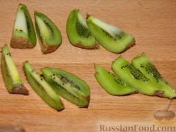 Простой фруктовый салат: Киви нарезать дольками, очистить от кожуры и выложить из них листву 