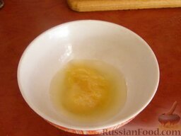 Полезная заправка для сладких салатов: Лимон разрезаем, из одной половинки выдавливаем сок. Добавляем мед.