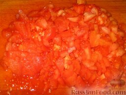 Борщ станичный: Ошпариваем помидоры, снимаем с них шкурку и режем помидоры кубиками. Добавляем в бульон. Варим все это при слабом кипении 20 минут.