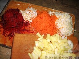 Борщ станичный: Вторую половину свеклы, морковь, корни сельдерея и петрушки режем или натираем мелкой соломкой. Оставшийся картофель режем брусочками.