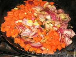 Жаркое по-домашнему: На оставшемся жире (или добавить) обжариваем лук, порезанный соломкой, морковь, порезанную кусочками.
