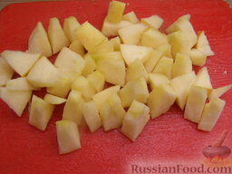 Фруктовый салат с черносливом: Яблоки очистить от семян, нарезать ломтиками.