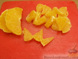 Фруктовый салат с черносливом: Апельсины очистить от кожуры. Нарезать толстыми полукольцами, а затем разобрать на ломтики.