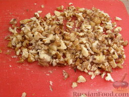 Фруктовый салат с черносливом: Орехи порубить. Треть порубленных орехов отложить для украшения салата.