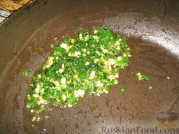 Паста с баклажанами и рыбой-меч: Зелень и чеснок обжариваем на растительном масле. Возвращаем на сковороду баклажаны и рыбу.
