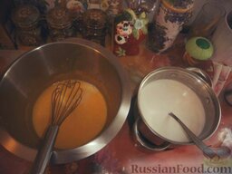 Крем-брюле (cr&#232;me br&#251;l&#233;e): Постепенно добавляем сливки с сахаром в желтки, непрерывно перемешивая.