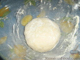 Пирожки жареные по-сицилийски: Как приготовить жареные пирожки из дрожжевого теста по-сицилийски:    В просеянную муку добавляем соль и сахар, растопленное масло и дрожжи. Перемешиваем. Вливаем теплую воду. Замешиваем эластичное тесто