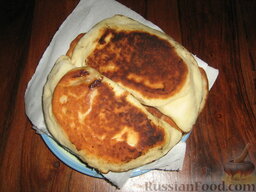Пирожки жареные по-сицилийски: Выкладываем жареные пирожки на бумажное полотенце, чтобы впитался лишний жир.