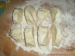 Пирожки жареные по-сицилийски: Разрезаем тесто на 8-10 одинаковых кусков.