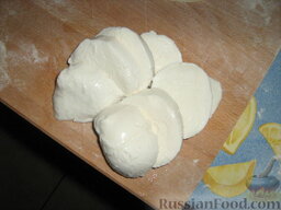 Пирожки жареные по-сицилийски: Сыр моцарелла режем на 8-10 кусков, слегка подсаливаем.