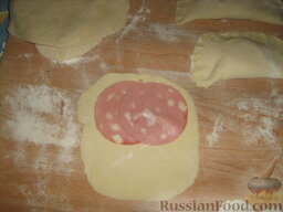 Пирожки жареные по-сицилийски: На каждую лепешку выкладываем колбасу (у меня нарезка).