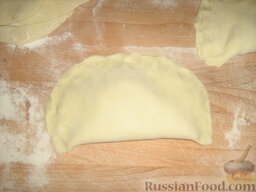 Пирожки жареные по-сицилийски: Делаем полумесяц и хорошо защипываем края, чтобы начинка не вытекла.