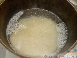 Рис с клюквой: Бульон или воду довести до кипения. Всыпать рис, посолить, закрыть крышкой. Довести до кипения, убавить огонь до самого минимуму и варить 15-20 минут.