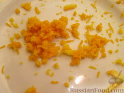Рис с клюквой: Снять цедру с апельсина.