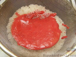 Рис с клюквой: Когда вся вода из риса испариться через сито протереть к рису соус и перемешать.   Прогреть рис с соусом. Для этого или поставить рис на 5 минут в нагретую духовку, или завернуть его в полотенце.