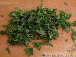 Острая заправка для овощных салатов: Нарезать зелень петрушки.