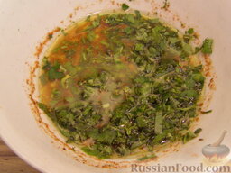 Острая заправка для овощных салатов: Добавить к соусу зелень, перемешать. Оставить на 10 минут.