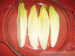 Эндивий бельгийский (салатный цикорий) гратен: Разрезаем его на 4 части.