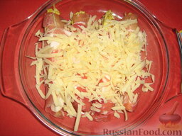 Эндивий бельгийский (салатный цикорий) гратен: Посыпаем тертым сыром. Солить не нужно!!! Ветчина и сыр и так солоноваты.