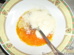 Паста (букатини) алла Карбонара: Яйца (обычно берется 1 яйцо на каждого человека) солим и посыпаем черным молотым перцем. Добавляем тертый сыр.