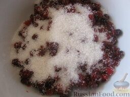 Быстрый пирог с брусникой: Если ягоды замороженные, то заранее их разморозить. Сок слить. Ягоды перемешать с сахаром.