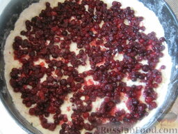 Быстрый пирог с брусникой: Выложить равномерно, в один слой, ягоды на тесто.