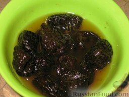 Куриная печень с черносливом и луком: Чернослив вымыть и залить коньком на 30 минут.