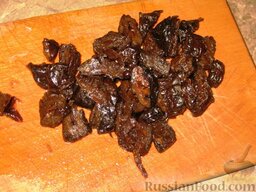 Куриная печень с черносливом и луком: Затем чернослив порезать более мелкими кусочками.