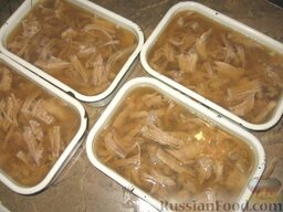 Телячий студень: Раскладываем мясо по формам (тарелкам) и заливаем приготовленным бульоном.  Полностью остывший холодец ставим в холодильник для полного застывания.