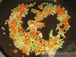 Кускус по-сицилийски: Как приготовить кускус с овощами и колбасками:    Лук и морковь режем кубиками и обжариваем на растительном масле.