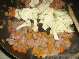 Кускус по-сицилийски: Обжариваем измельченную домашнюю колбаску. Можно заменить ее на грудку курицы или индейки, или на свиную вырезку. Добавляем цветную капусту, разобранную на соцветия, обжариваем.