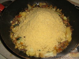 Кускус по-сицилийски: Кускус бросаем на сковороду с готовыми овощами.