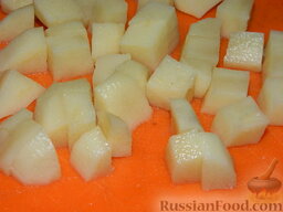 Грибной суп "Опенок": Очищаем картофель, нарезаем кубиками и отправляем в суп. Варим еще 10 минут.
