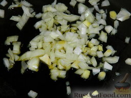 Грибной суп "Опенок": Тем временем очищаем луковицу, режем мелкими кубиками и обжариваем в растительном масле (у меня кукурузное), для цвета. :)