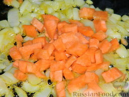 Грибной суп "Опенок": Когда лук стал прозрачным, добавляем к нему очищенную и нарезанную кубиками морковь. Пассеруем вместе минут 5.