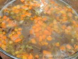 Грибной суп "Опенок": Добавляем зажарку в суп. И варим до готовности всех овощей и грибов, примерно 15-20 минут.