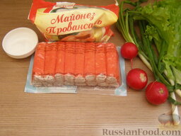Салат с крабовыми палочками и редисом: Подготовить продукты для салата из крабовых палочек.