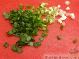 Салат с крабовыми палочками и редисом: Зеленый лук вымыть и нарезать.