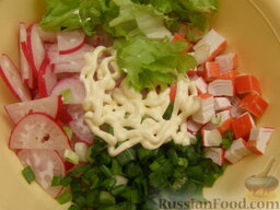 Салат с крабовыми палочками и редисом: Все ингредиенты смешать, добавить соль и майонез. Тщательно перемешать салат из крабовых палочек и дать настояться 15 минут (лучше в холодильнике).
