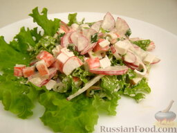 Салат с крабовыми палочками и редисом: Салат из крабовых палочек с редисом готов. Приятного аппетита!
