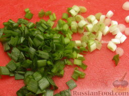 Салат из моркови и маринованных  грибов: Лук вымыть и нарезать. Часть отложить для украшения.