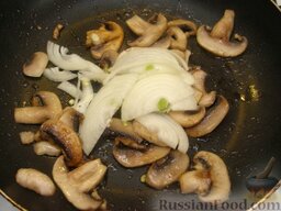 Теплый салат из шампиньонов и пекинской капусты: Когда грибы зарумянятся, выложить лук. Продолжать жарить на сильном огне, помешивая еще 3-4 минуты, до золотистого цвета лука.