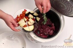 Овощное рагу со свининой (в мультиварке): Добавить свежий розмарин, кусочки баклажана, тонко нарезанный свежий чили, помидоры черри (половинки).