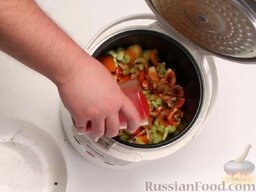 Овощное рагу со свининой (в мультиварке): Полить соевым соусом и томатным соком.