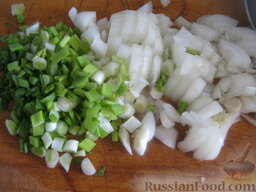 Зеленый борщ с курицей: Помыть и мелко нарезать зеленый лук.
