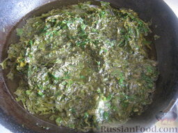 Зеленый борщ с курицей: Тем временем разогреть сковороду налить растительное масло. Выложить резанные  шпинат и щавель. Тушить на маленьком огне 10 минут, периодически помешивая.