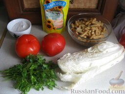 Салат с сухариками и капустой "Вкусняшка": Ингредиенты для салата с капустой и сухариками перед вами.