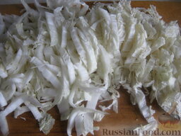 Салат с сухариками и капустой "Вкусняшка": Пекинскую капусту помыть и мелко нарезать соломкой.